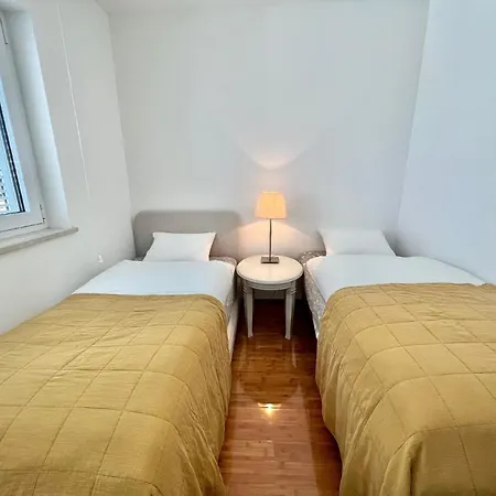 Tolle In Crikvenica Mit Moebliertem Balkon Und Meerblick Apartment